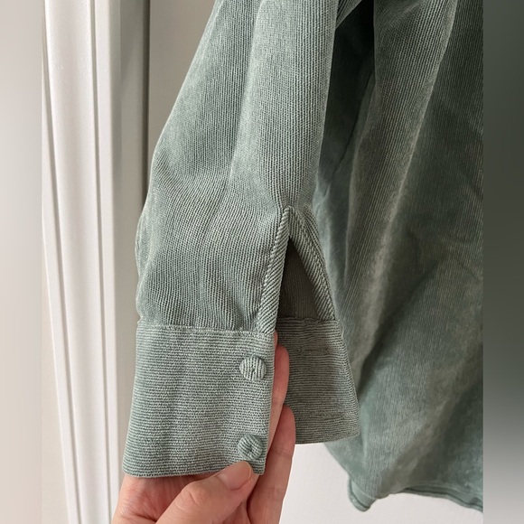 Zara Women's Casual Green Button-Down Shirt - Picture 5 of 9